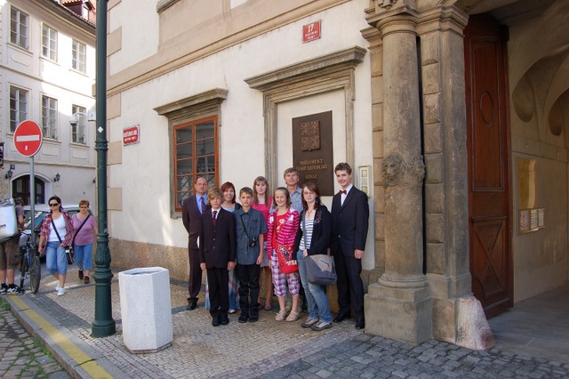 Ped budovou Sentu zvtit